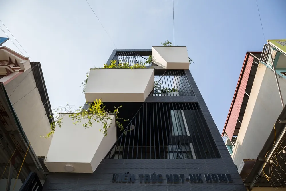 ngoi--nha-co-bon-hoa-o-mat-tien-5