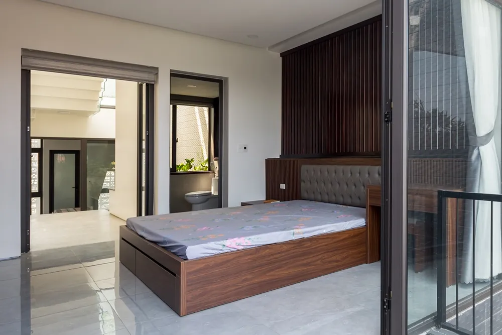 ngoi--nha-co-bon-hoa-o-mat-tien-7