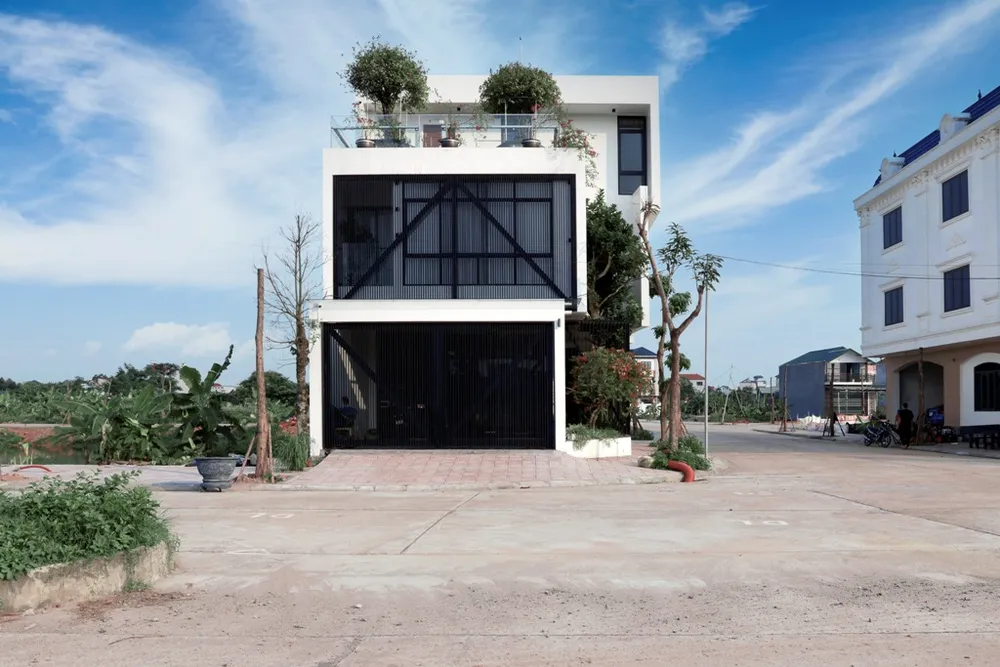 Nhà hướng tây 2 mặt tiền vẫn mát mẻ nhờ giải pháp ‘độc’ ảnh 2 nha-pho-hai-mat-tien-2