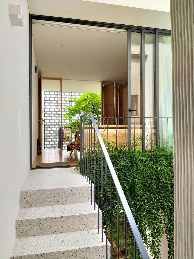 nha-ong-hai-lop-mat-tien-8