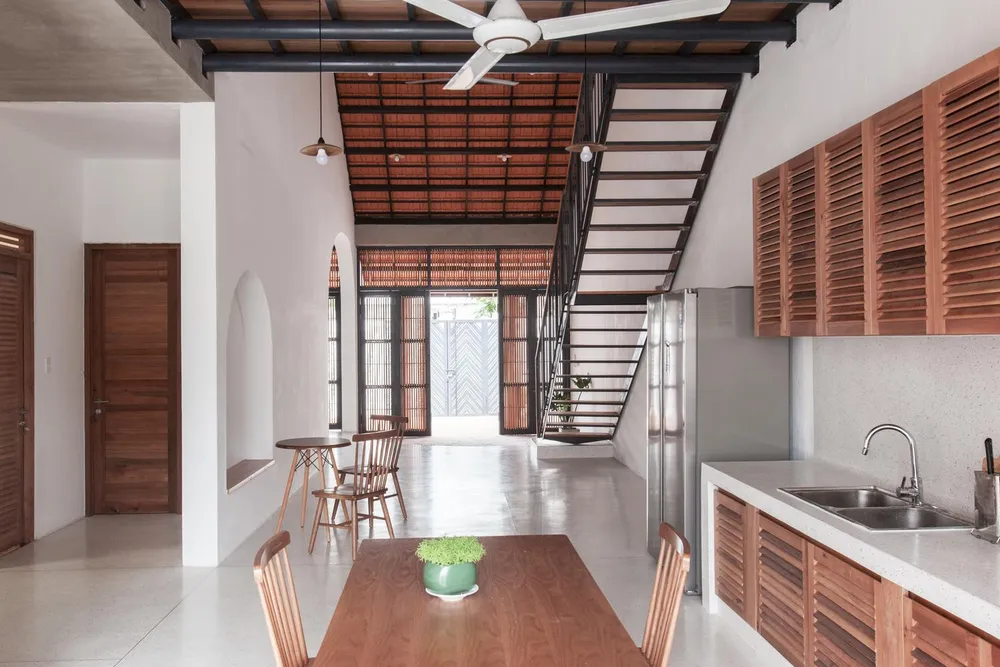 Ngôi nhà được thiết kế với hai tông màu chủ đạo là màu trăng và màu của gỗ.