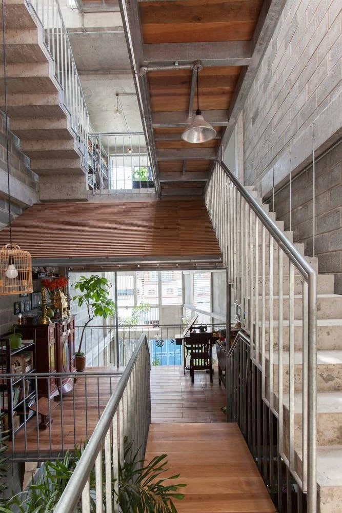 Không gian thờ được bố trí phần sau của ngôi nhà.