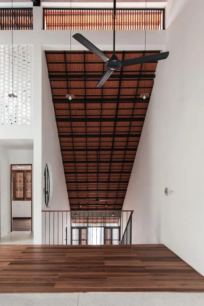 Nhóm thiết kế cho biết với hình thức mái dốc của ngôi nhà truyền thống làm điểm khởi đầu, ý tưởng là dịch chuyển mái nhà và khoảng thông tầng cho phép ánh sáng và gió tràn vào điểm cao nhất của mái nhà.