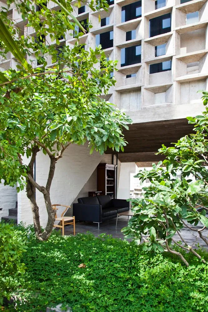 Không gian giữa ba khối được mở rộng ra bên ngoài và được phân bổ cho phong cách sống tự nhiên, nơi chủ nhà có thể tận hưởng gió, ánh nắng, cây xanh và nước.