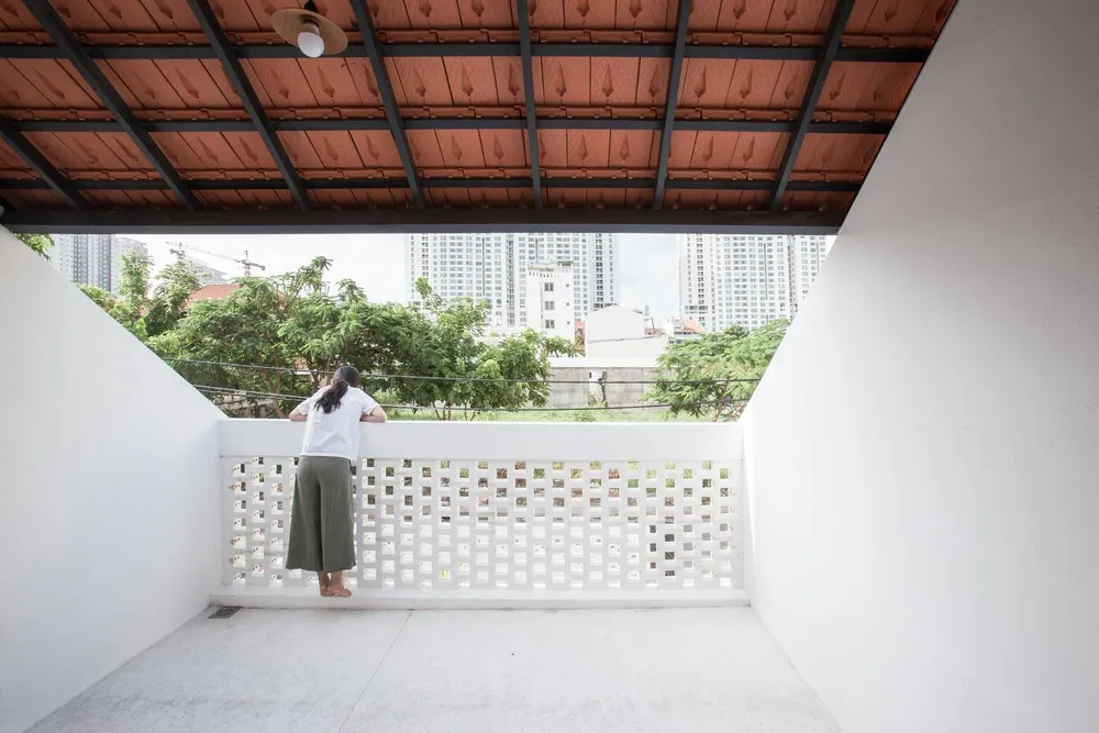 Nhóm thiết kế cho biết thêm, với phong cách sống hiện đại không có nghĩa là chúng ta tách biệt hoàn toàn với thiên nhiên, mà việc sống chan hòa với nắng, gió, mưa, cây xanh là điều cần được ưu tiên.