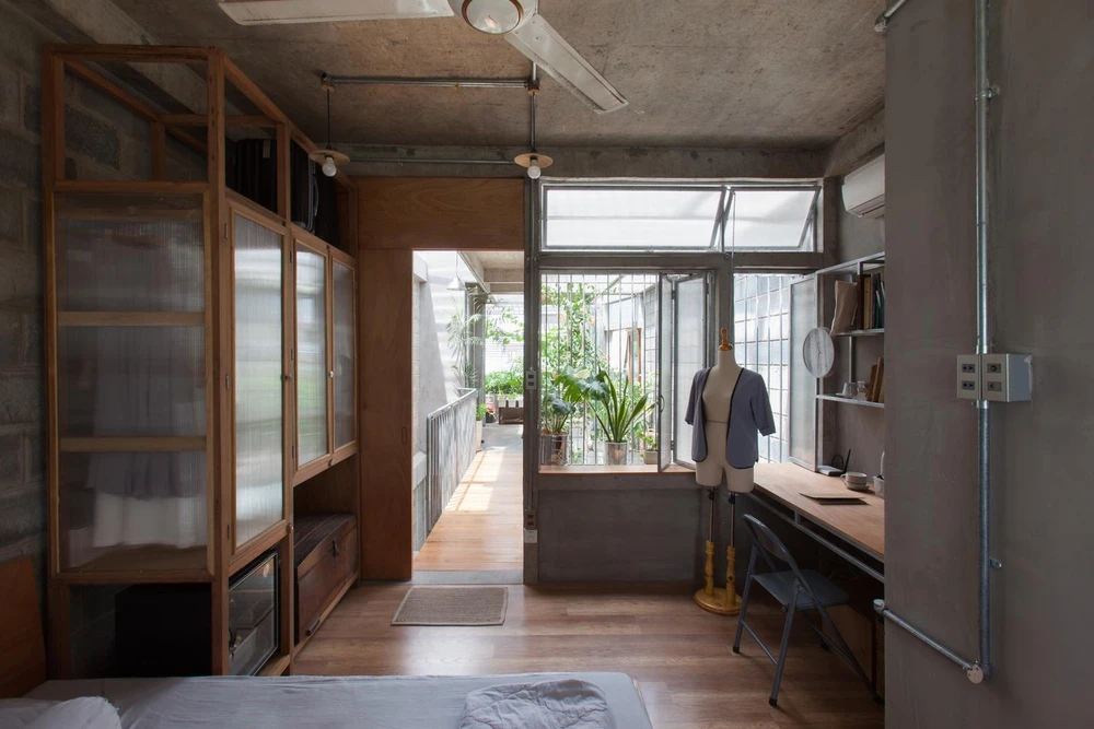 Phần sau là không gian riêng tư gồm phòng ngủ, khu vệ sinh và khu giặt phơi.