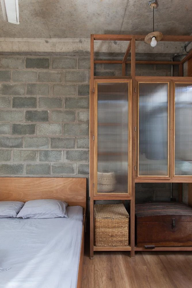 Không gian vệ sinh và giặt giũ được bố trí hướng ra phía ngoài giúp ánh nắng và không khí trong lành tràn vào và lưu lại khu vực phòng ngủ.