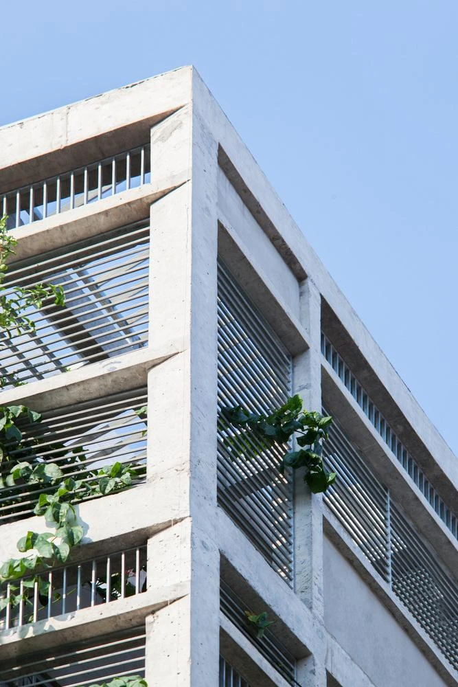 Ô nhiễm khói bụi và tiếng ồn cùng với nhu cầu sống và làm việc là những vấn đề chính mà nhóm thiết kế phải quan tâm khi bắt đầu xây dựng công trình.