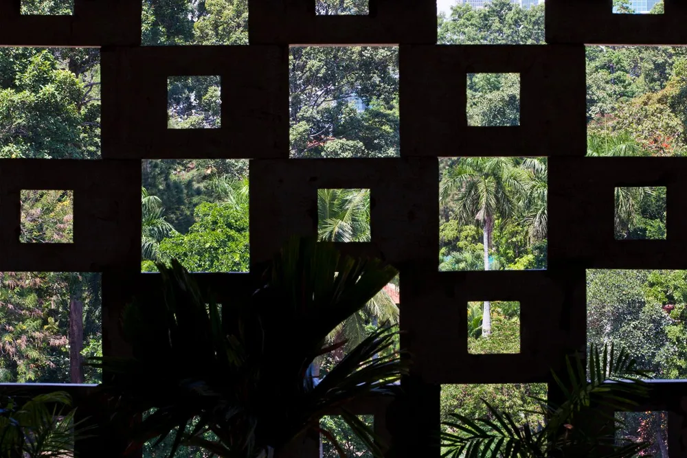 Khối hoa văn bê tông này không chỉ chống nắng, thông gió tự nhiên mà còn tăng cường sự riêng tư và an toàn.