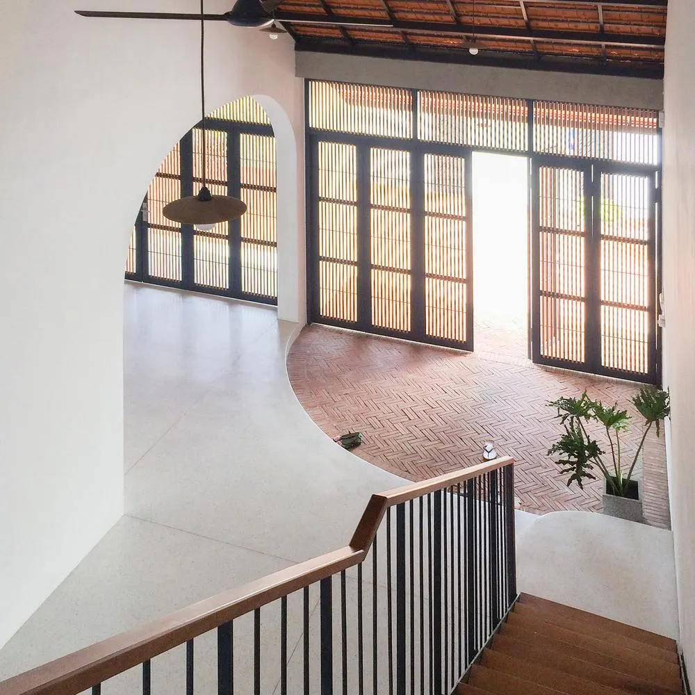 Thiết kế các khoảng trống trong nhà là giải pháp này có thể chống nóng trực tiếp cho phòng ngủ (phía đông).