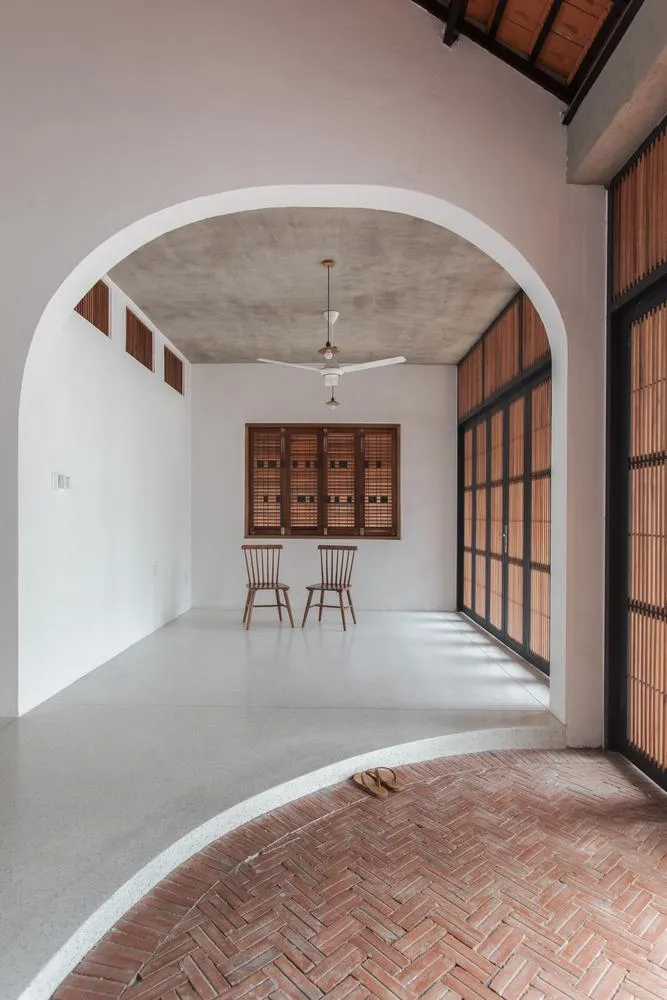 Sân trước và sân sau tạo sự kết nối tạo bầu không khí trong lành cho cả ngôi nhà.