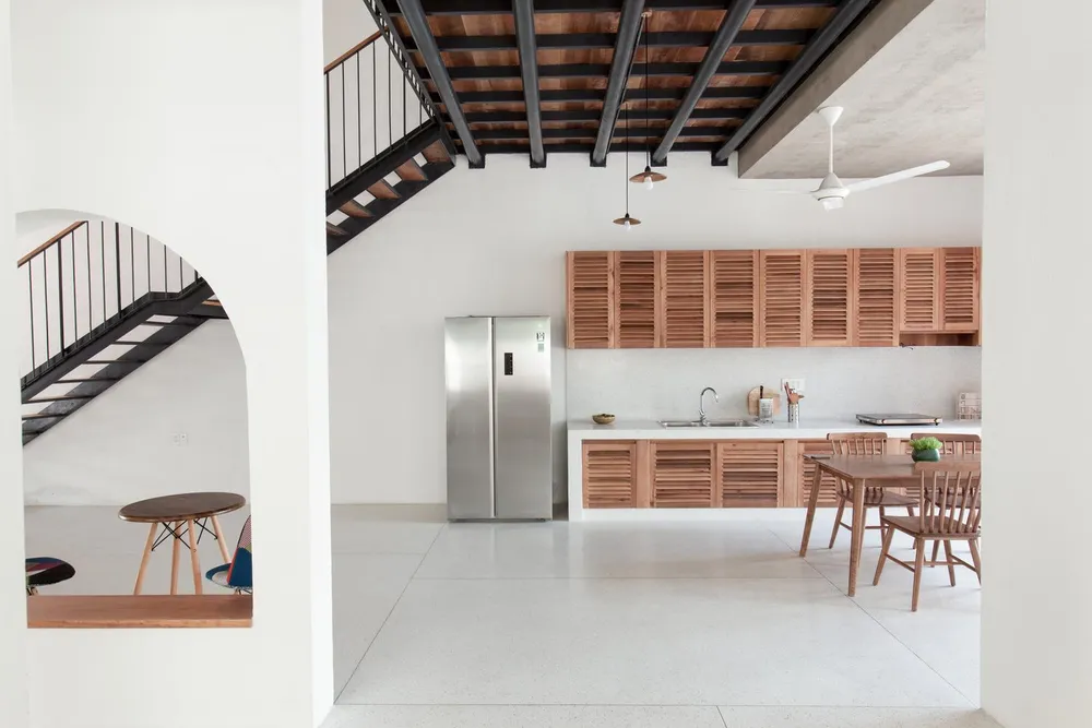 Tầng trệt là không gian của phòng khách và phòng bếp.