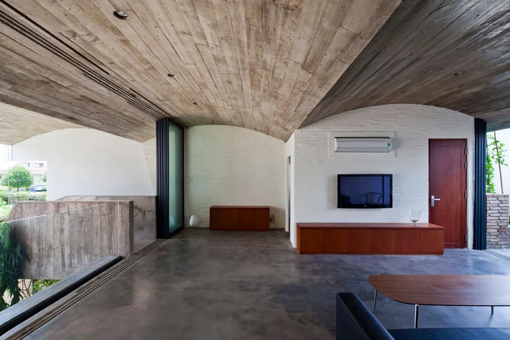 Các bề mặt trần được thiết kế với nhiều hình dạng cong khác nhau, cung cấp cho mỗi không gian giữa các hiệu ứng ánh sáng khác nhau.