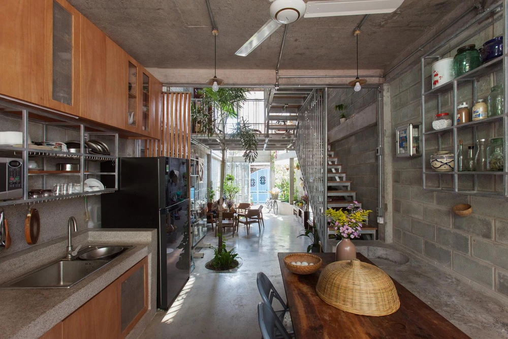 Gian bếp nối liền với không gian phòng khách. Gian bếp này được trang trí mang nét truyền thống và sử dụng các vật liệu gần gũi.