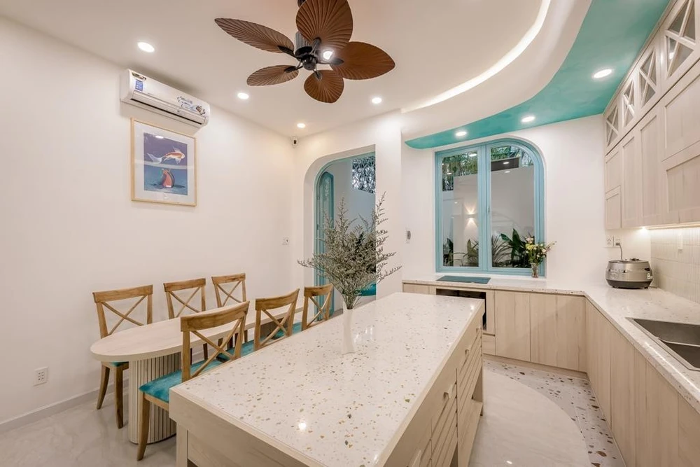 Mặt bếp và bàn đảo được ốp đá terrazo tạo nên điểm nhấn trang trí đẹp mắt.