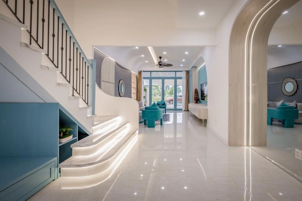 Cầu thang được kiến trúc sư bố trí thêm một khu vực nghỉ phía dưới.