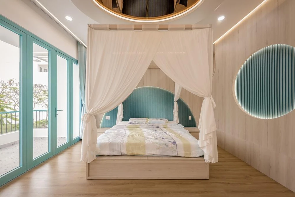 Kiến trúc sư làm thêm cửa sổ cho phòng ngủ để không gian đón nhận ánh sáng tự nhiên và gió trời tối đa, không khí cũng thoáng đãng và trong lành hơn rất nhiều.