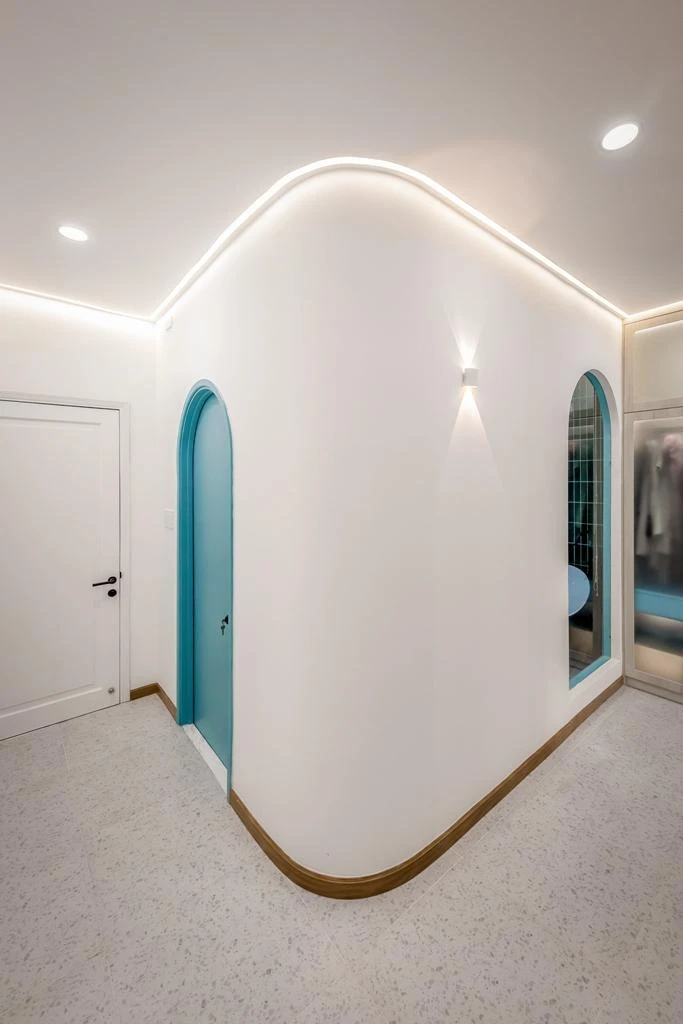 Đường cong được thiết kế xuyên suốt từ tầng trệt đến tầng một của ngôi nhà.