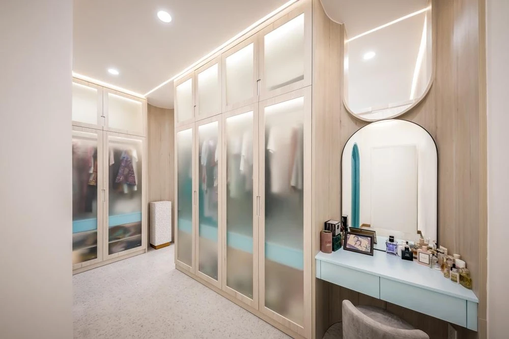 Phòng thay đồ và khu vực trang điểm bố trí riêng một góc.