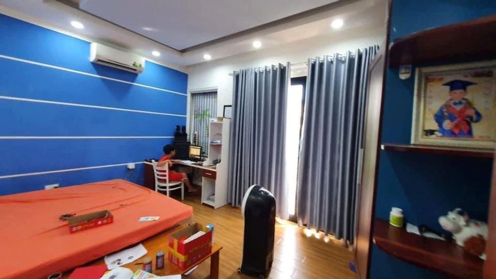 Căn phòng cũ ban đầu khá chật chội và thiếu ánh sáng.