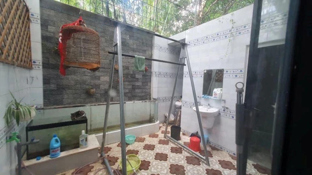 Khu vực phía sau nhà cũ kĩ, xuống cấp.