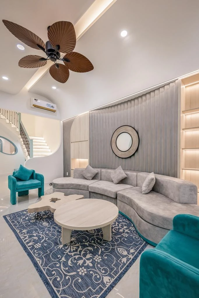 Tấm thảm Tây Ban Nha màu xanh càng làm tăng thêm sự sang trọng.