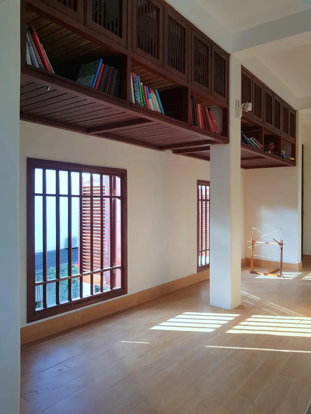 Các chi tiết trong kiến trúc truyền thống được cài vào nhẹ nhàng: cầu thang gỗ, dãy cửa sổ tầm thấp (thuận theo thói quen sinh hoạt trên nhà sàn của người Thái). Các chi tiết trong kiến trúc truyền thống được cài vào nhẹ nhàng: cầu thang gỗ, dãy cửa sổ tầm thấp (thuận theo thói quen sinh hoạt trên nhà sàn của người Thái).