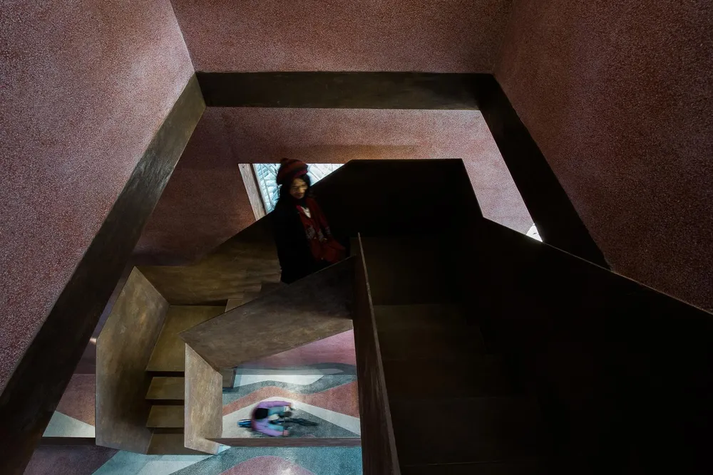 Cách thiết kế bằng các nếp gấp cầu thang là sự trải nghiệm mới lạ khi bước vào bên trong công trình.