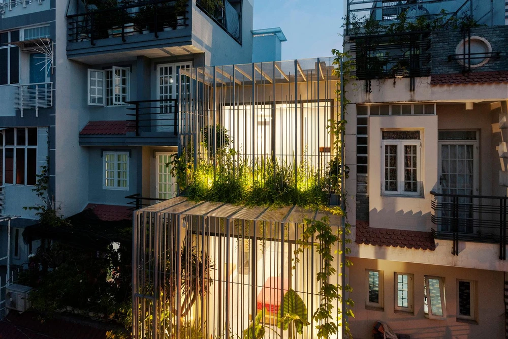 Kiến trúc sư ROOM+ Design &amp; Build đã sắp xếp lại và cải tạo tất cả các không gian bên trong và gắn một cấu trúc mặt tiền giống như cái lồng độc đáo với các khu vườn tích hợp.