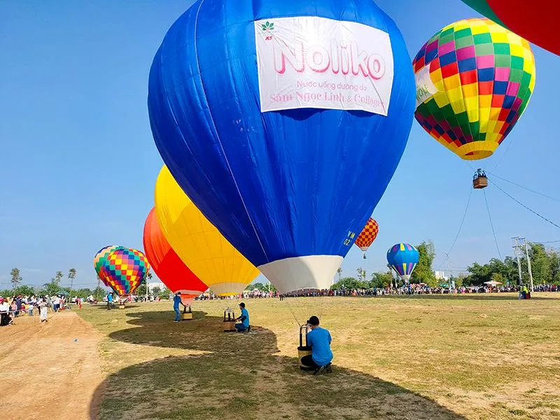 Lần đầu tiên tỉnh Kon Tum tổ chức ngày hội khinh khí cầu quy mô lớn phục vụ người dân và du khách.