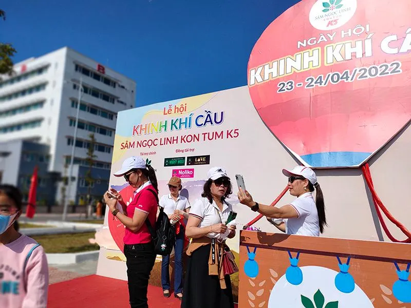 Du khách đến tham gia ngày hội khinh khí cầu tại Kon Tum.