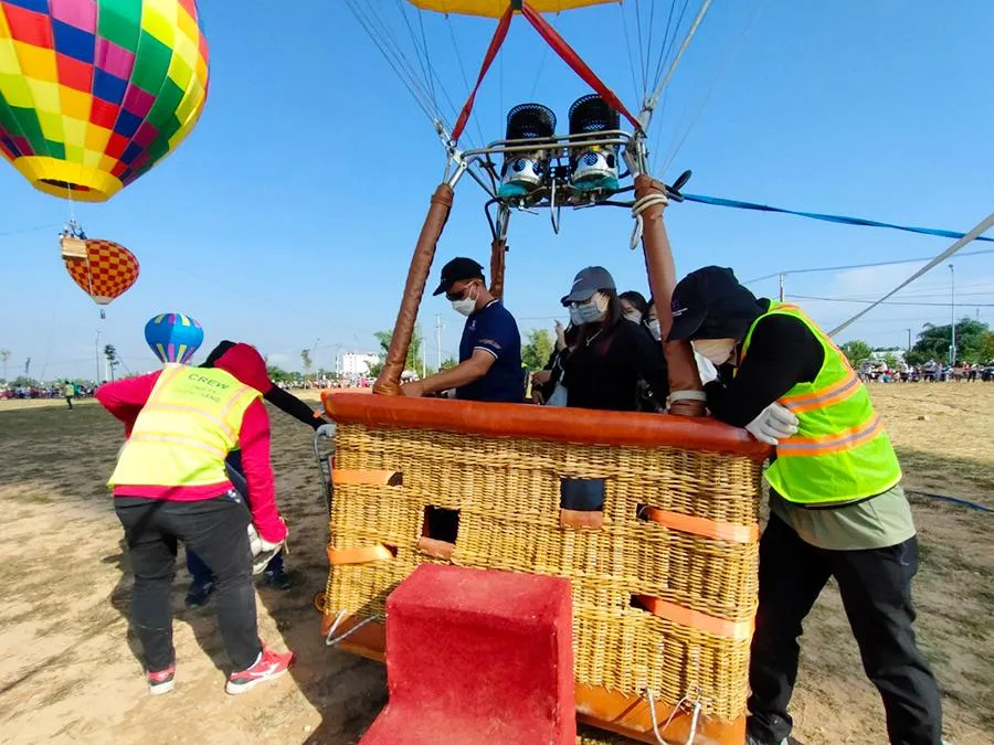 Du khách được trực tiếp trải nghiệm cảm giác bay trên không trung, ngắm cảnh thành phố từ khinh khí cầu.