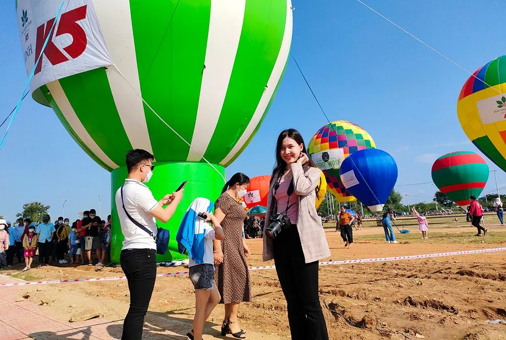 Người dân vô cùng thích thú khi được tham gia ngày hội.