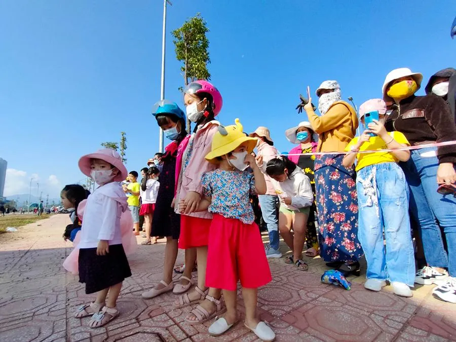 Nhiều phụ huynh đã đưa con đến xem, các cháu nhỏ vô cùng thích thú trải nghiệm quả cầu bay.