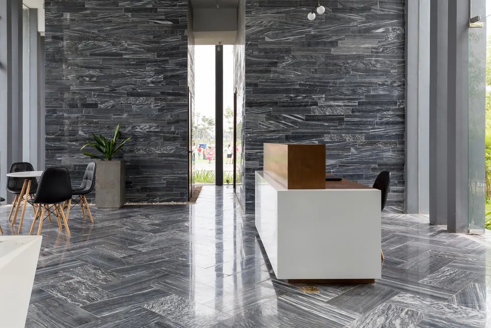 Không gian gần như được mở toàn bộ bằng kính tạo sự kết nối giữa con người và thiên nhiên.