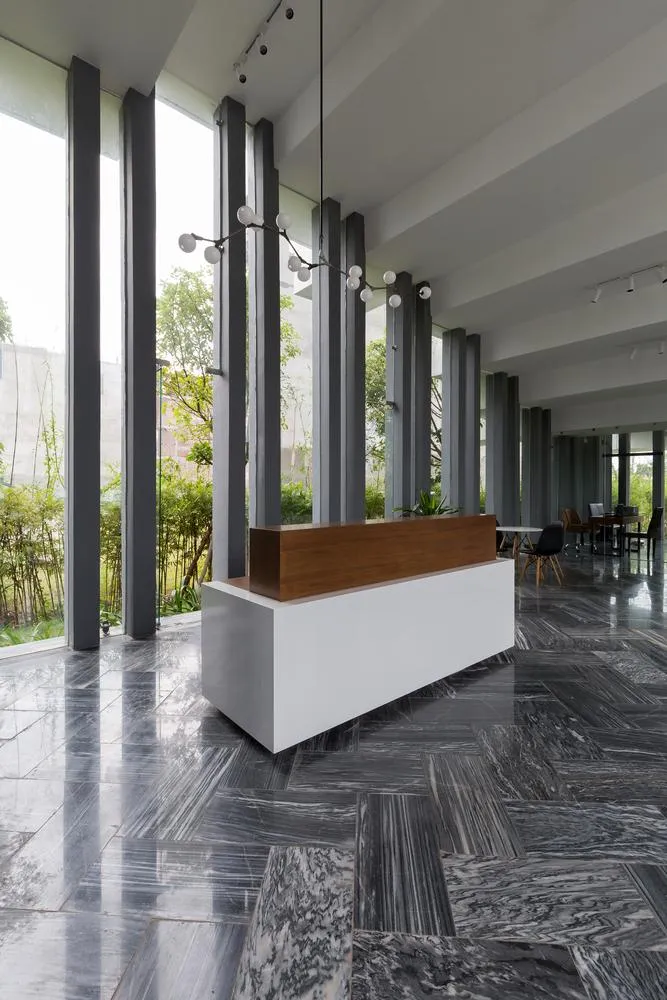 Các cửa kính phân chia không gian đảm bảo sự thông thoáng tự nhiên.