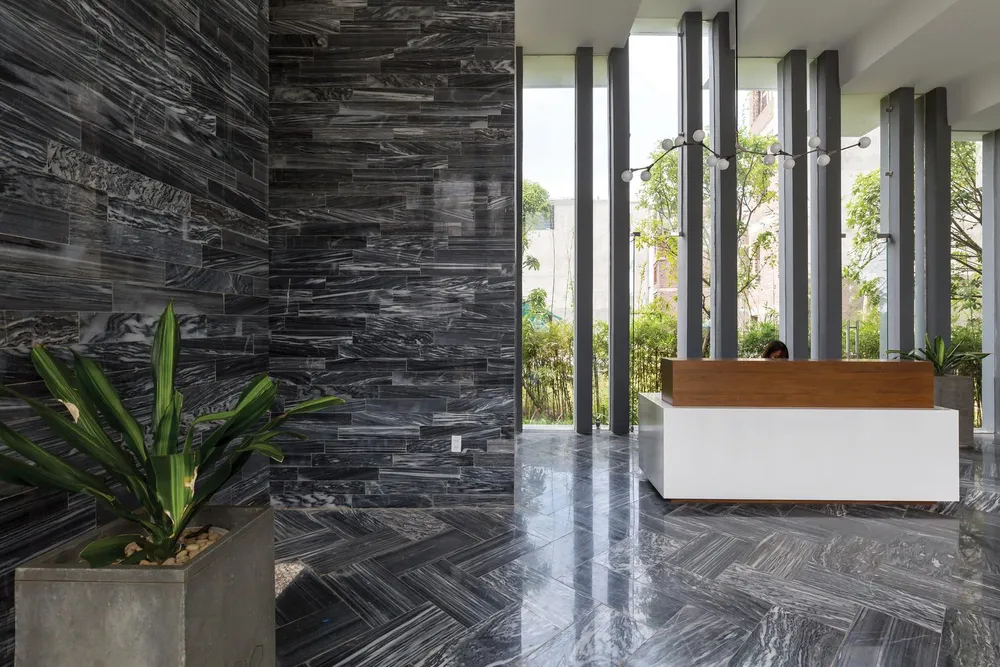 Không gian làm việc và điều hành cũng hoàn toàn mở với thiên nhiên và các không gian xanh xung quanh để tạo thêm năng lượng.