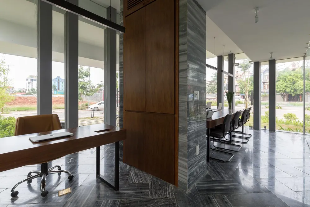 Chất liệu tường là đá tự nhiên, kết hợp với sự thay đổi độ cao của ô như những thửa ruộng bậc thang của vùng Trung du tạo nên không gian độc đáo cho công trình.