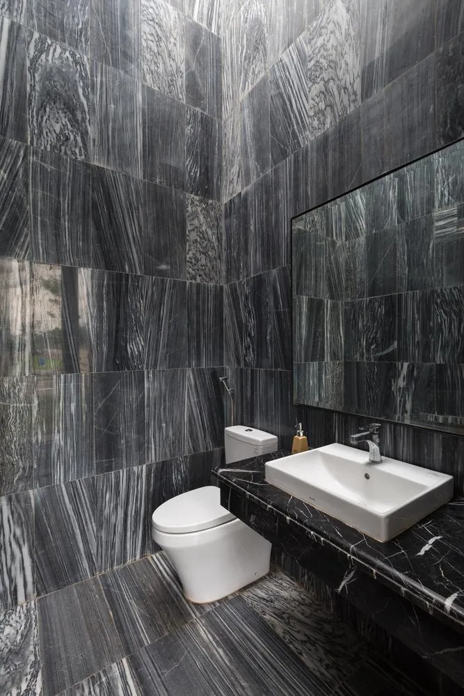 Khu vệ sinh, hệ thống thông gió tự nhiên và lấy ánh sáng tự nhiên từ trên mái.