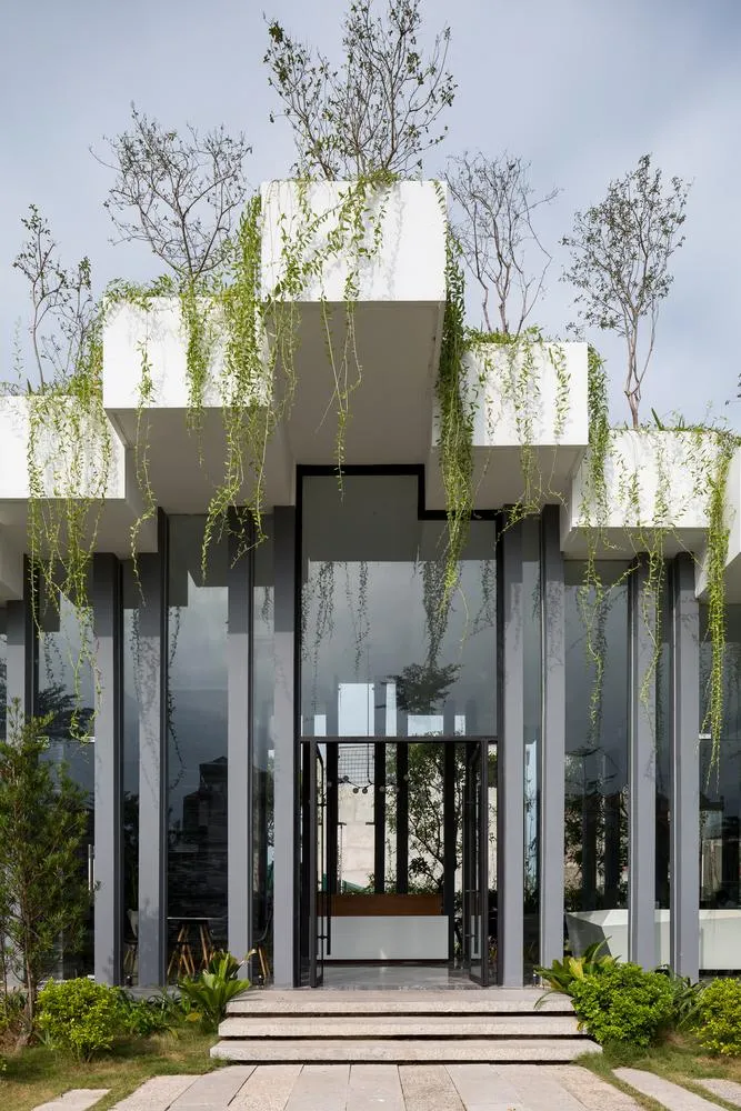 Ban ngày, các khối hộp sẽ tạo ra hình dạng của những ngọn đồi nhưng vào buổi tối khi kết hợp với ánh sáng, các khối hộp sẽ tạo ra hình ảnh của những đám mây.