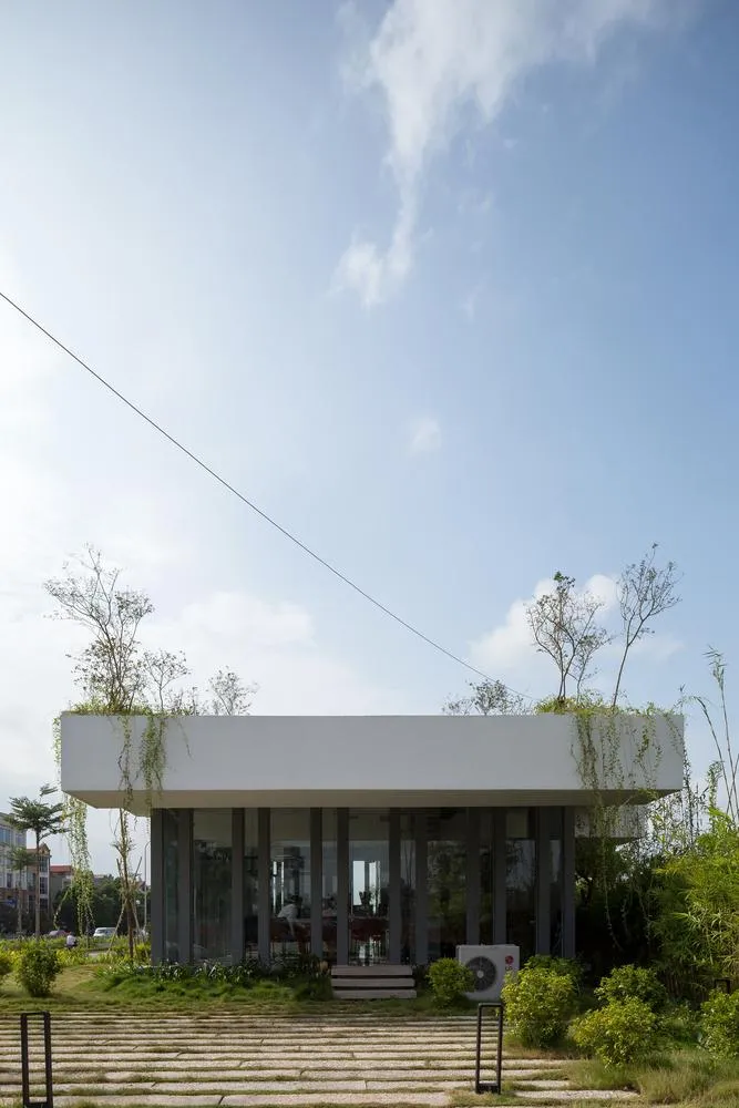 Mặt tiền chính của công trình là hướng Đông nên công trình bị ảnh hưởng ánh nắng vào buổi sáng và buổi chiều.