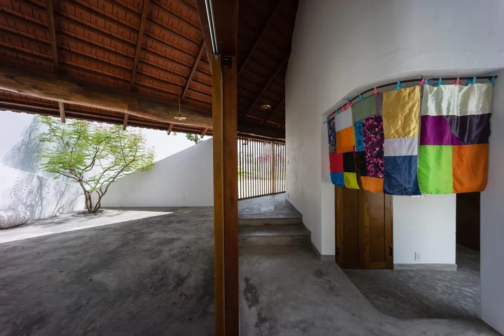 Không gian trong nhà đón được lượng ánh sáng và gió triệt để.