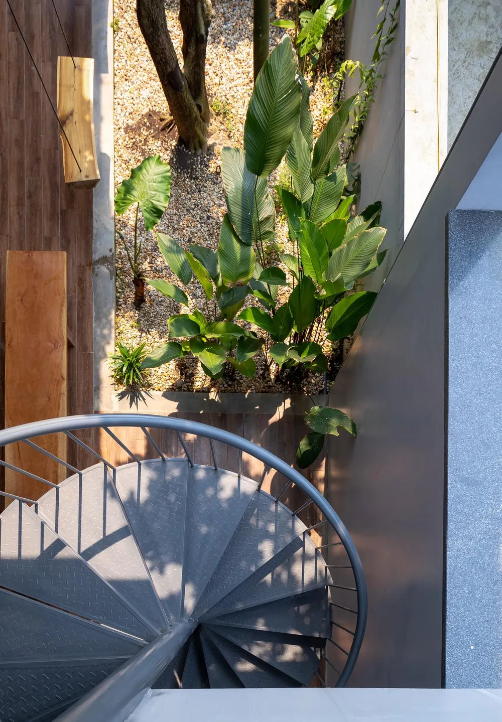 Cầu thang xoắn ốc kết nối không gian hai tầng lại với nhau.