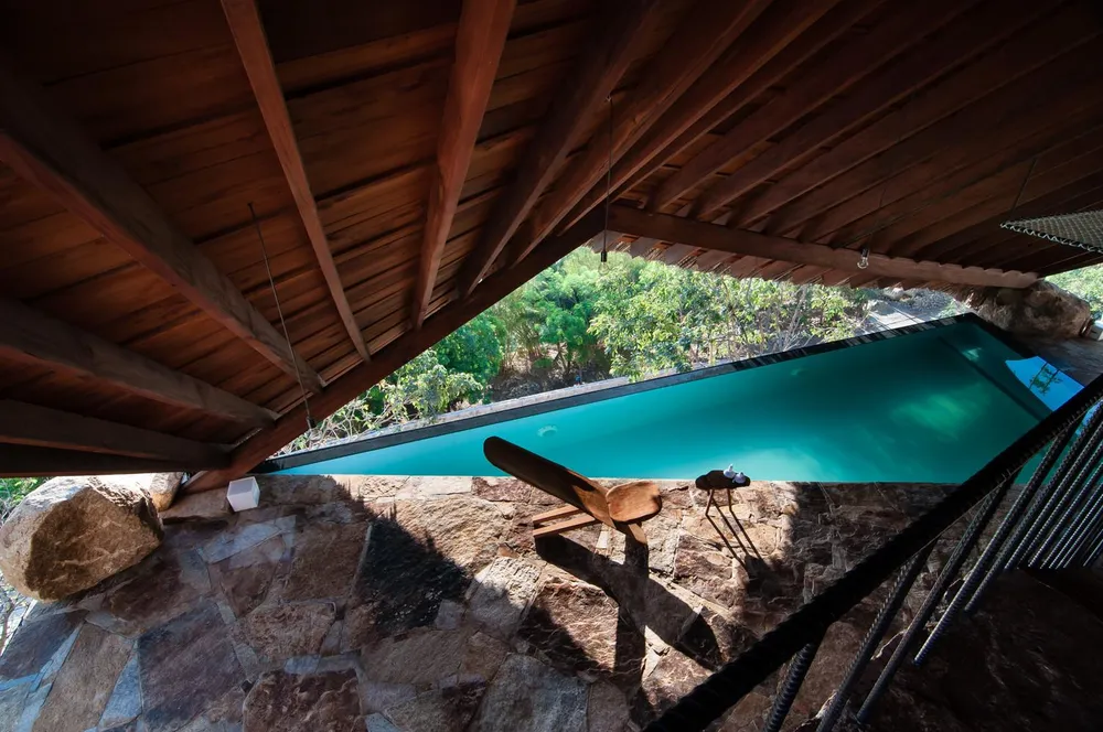 Các phương pháp xây dựng, vật liệu địa phương được sử dụng như đá ốp lát và lá dừa.