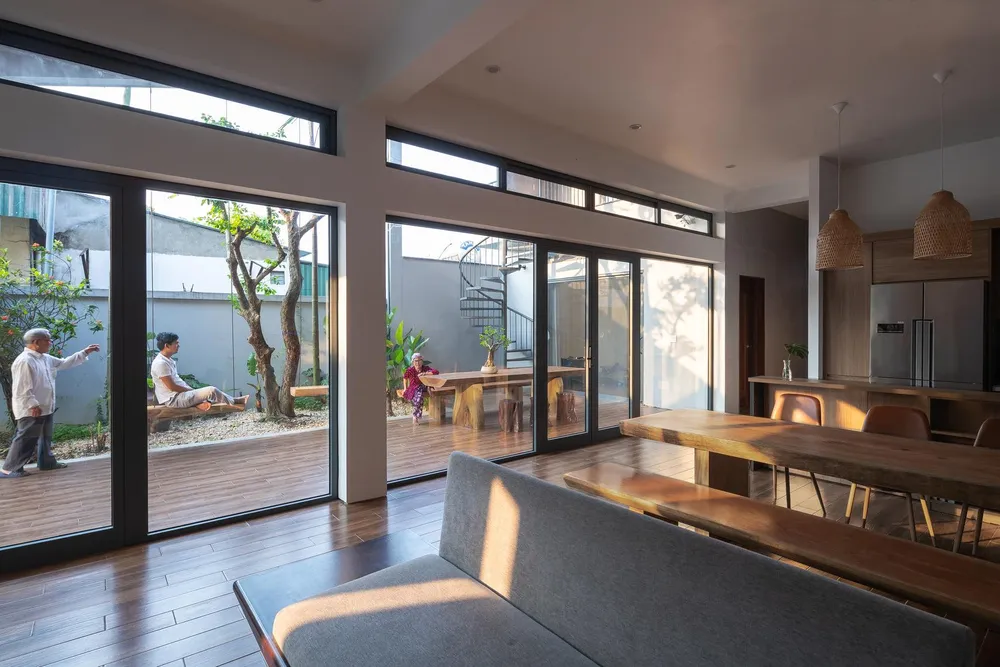 Không gian phòng khách kết nối với không gian bên ngoài, là nơi cả đại gia đình nhiều thế hệ luôn được quây quần bên nhau bất cứ lúc nào để được tận hưởng thời gian bên nhau.