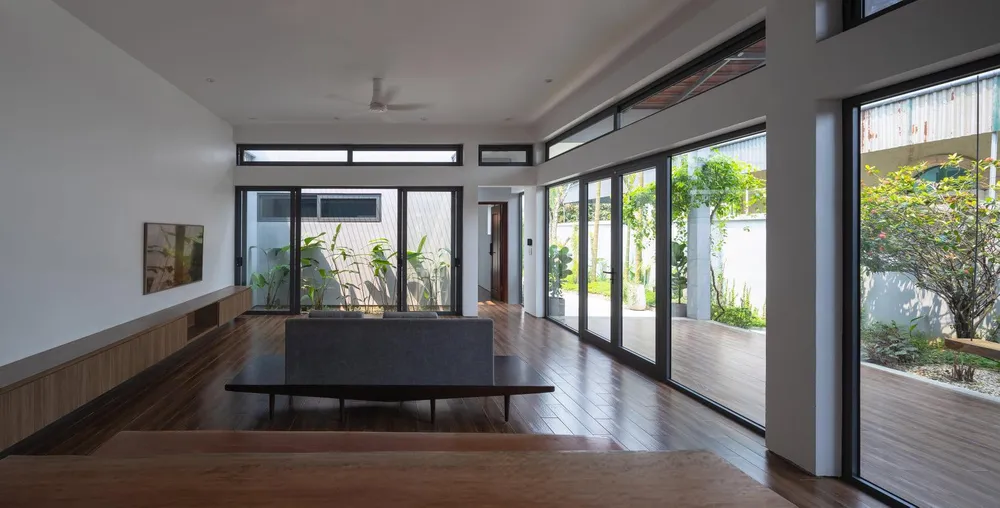 Phòng khách siêu thông thoáng, nhận ánh sáng từ giếng trời giữa nhà và khoảng hàng hiên dài.