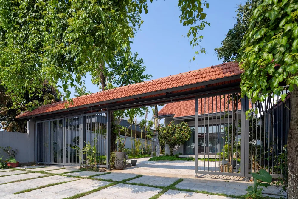 Ngôi nhà được thiết kế hiện đại để phù hợp với phong cách sống năng động của đôi vợ chồng trẻ cùng hai người con.