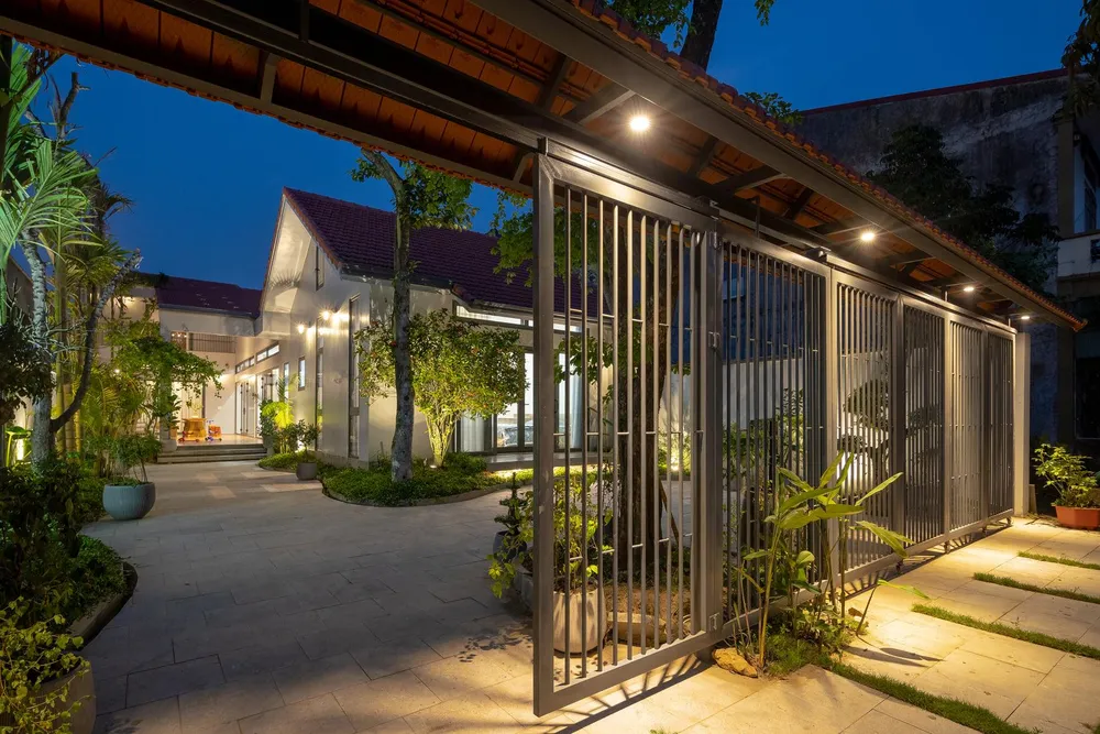 Công trình khiến cho những người cao tuổi thoải mái và dễ chịu vì giữ được những kiến trúc truyền thống đặc trưng: mái ngói đỏ, không gian sinh hoạt ngoài trời rộng rãi thoáng mát, sự kết nối với thiên nhiên ở mọi ngóc ngách.