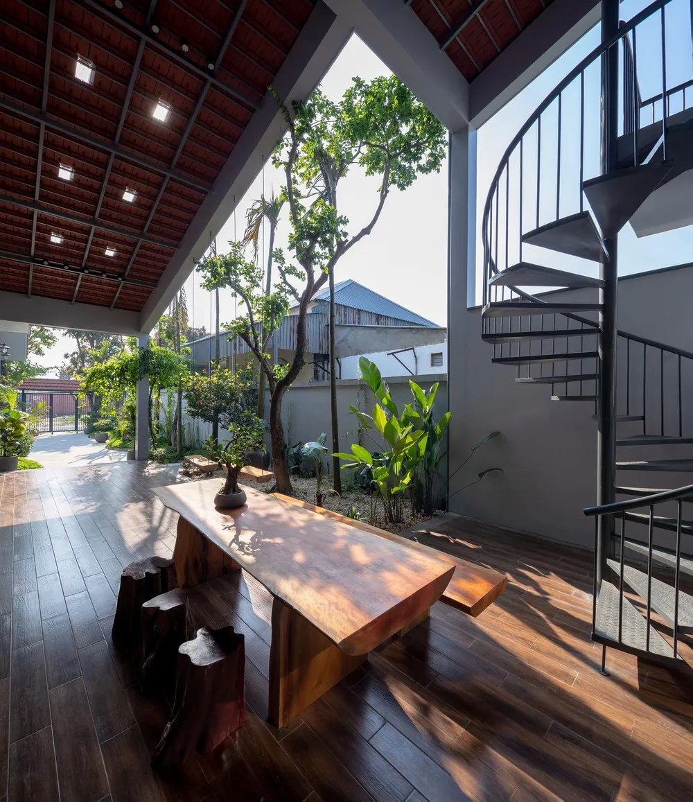 Khoảng hiên này đón đủ nắng và gió tự nhiên vào.