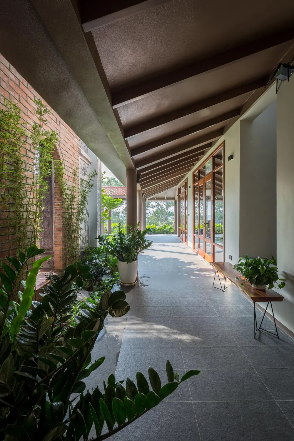 Toàn bộ không gian sinh hoạt chính và khu nhà thờ được nâng lên một tầng giúp tăng tính riêng tư và mở rộng tầm nhìn về phía cánh đồng .